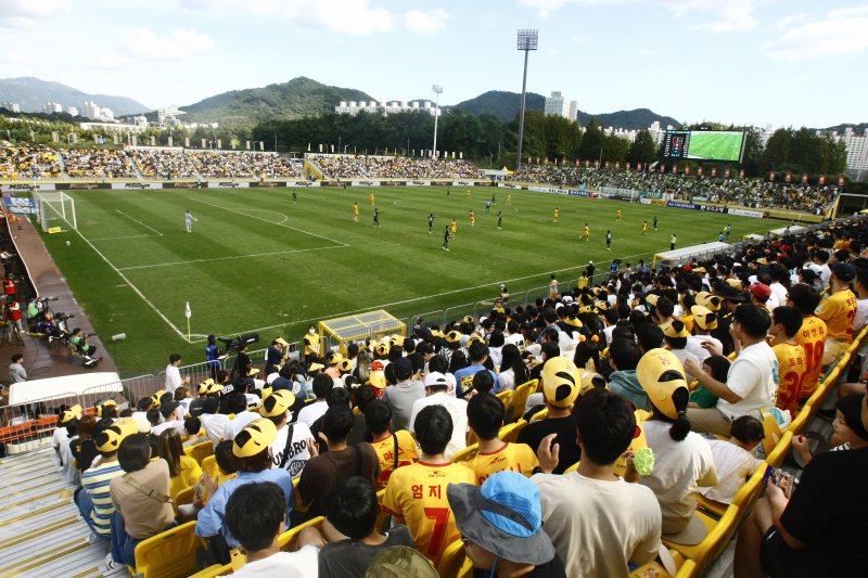 프로축구 광주FC가 24일 전북현대와 K리그1 31라운드 1대를 펼친 광주축구전용구장. 11경기 무패행진을 위해 전석매진으로 가득찬 응원단. 2023.9.24/뉴스1 ⓒ News1 김태성 기자