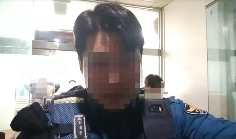 한 외국인이 서울의 한 파출소에서 경찰관과 실랑이를 하는 모습을 무단으로 촬영해 소셜미디어에 올려 공분을 사고 있다. /사진=뉴시스(틱톡 'lifestarts42' 캡처)