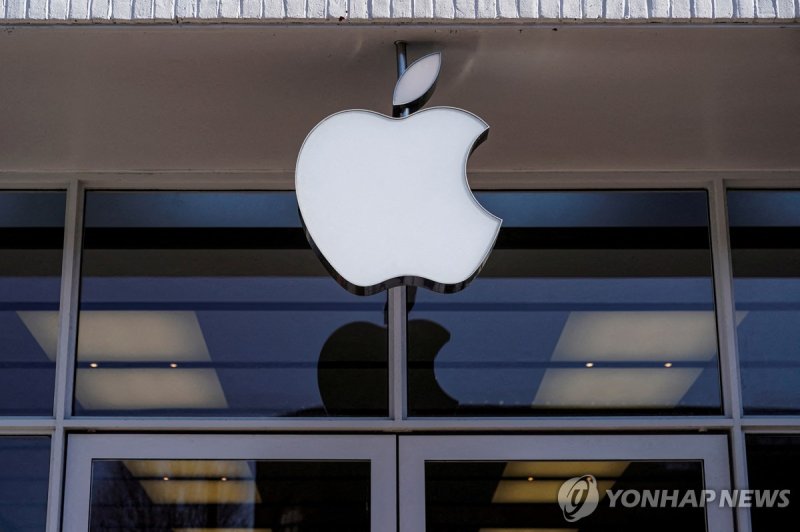 애플 로고 FILE PHOTO: Logo of an Apple store is seen as Apple Inc. reports fourth quarter earnings in Washington, U.S., January 27, 2022. REUTERS/Joshua Roberts/File Photo