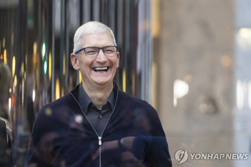 팀 쿡 애플 CEO epa11121050 Apple CEO Tim Cook during the product launch of the new Apple Vision Pro headset at an Apple Store in New York, New York, USA, 02 February 2024. The company is heavily marketing the new device as a way to widen the appeal of mixed reality technology. EPA/JUSTIN LANE