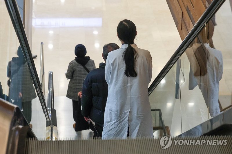 의사들은 어디로 의사들은 어디로 (서울=연합뉴스) 서대연 기자 = 의대 정원 증원에 반발하는 전공의들의 집단이탈이 장기화하는 가운데 28일 오전 서울 시내 한 대형병원에서 한 의사가 이동하고 있다. 2024.2.28 dwise@yna.co.kr (끝)