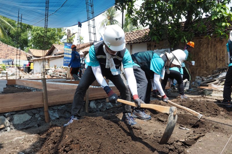 코리안리재보험 해외봉사단이 최근 인도네시아 땅그랑시에서 저소득층 주민들의 주택재건을 위한 봉사활동을 하고 있다. 코리안리 제공