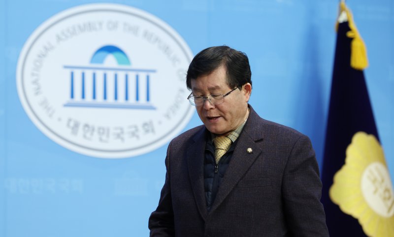 설훈 더불어민주당 의원이 28일 서울 여의도 국회에서 탈당 기자회견을 마친후 퇴장하고 있다. 뉴시스