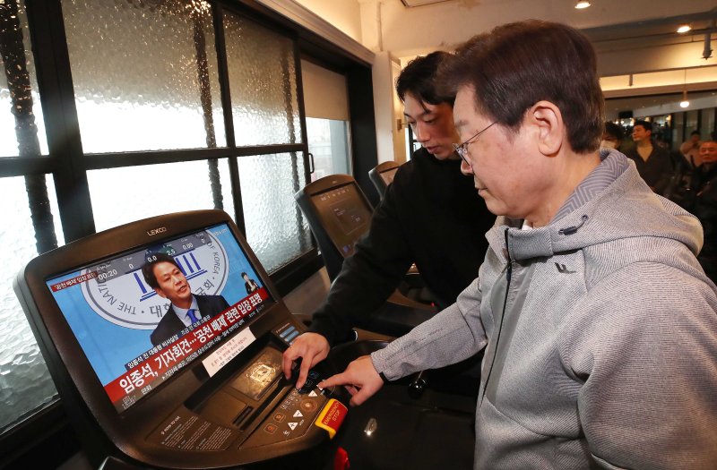 런닝머신하는 이재명, 화면엔 임종석 더불어민주당 이재명 대표가 28일 은평구 한 헬스장에서 직장인 정책간담회 전 런닝머신을 하고 있다. 런닝머신 화면에 같은 시간 국회 소통관에서 공천 관련 기자회견 중인 임종석 전 대통령 비서실장 뉴스가 나오고 있다. 연합뉴스