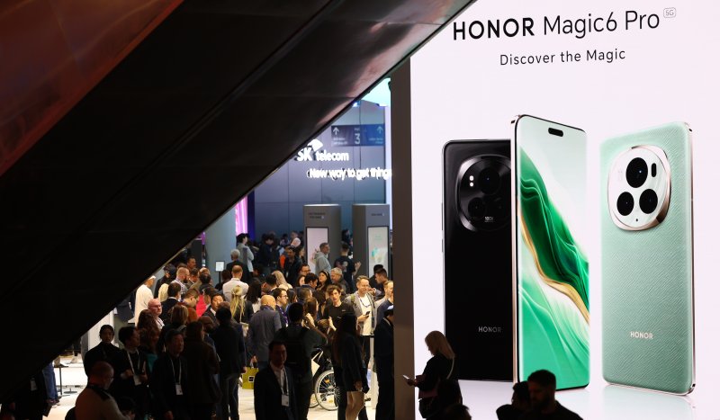 세계 최대 이동통신 전시회 '모바일 월드 콩그레스(MWC) 2024’ 개막일인 26일 오후(현지시간) 스페인 바르셀로나 피아 그란 비아 전시장에 마련된 아너 부스가 관람객들로 붐비고 있다. 2024.2.26/뉴스1 ⓒ News1 김민지 기자