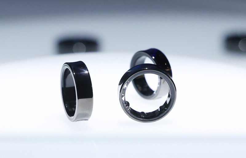 세계 최대 이동통신 전시회 '모바일 월드 콩그레스(MWC) 2024’ 개막일인 26일 오후(현지시간) 스페인 바르셀로나 피아 그란 비아 전시장에 마련된 삼성전자 부스에 갤럭시 링이 전시돼 있다. 2024.2.26/뉴스1 ⓒ News1 김민지 기자