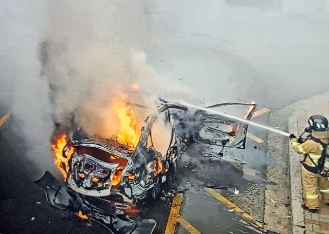 28일 오후 4시17분께 인천시 서구 가좌동의 한 도로에서 주행 중이던 차량에서 불이났다. 사진=인천소방본부
