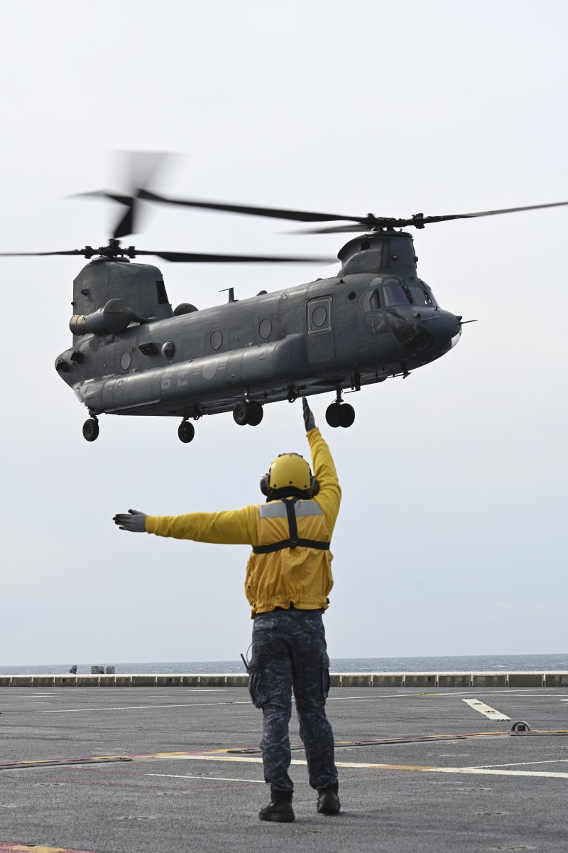 지난 28일 전남 여수 거문도 인근 해상에서 실시된 '함상 이·착함 자격 유지 및 획득훈련'에서 공군 제6탐색구조비행전대 소속 HH-47 헬기가 함상 관제사의 유도에 따라 마라도함에 착륙하고 있다. 사진=공군 제공