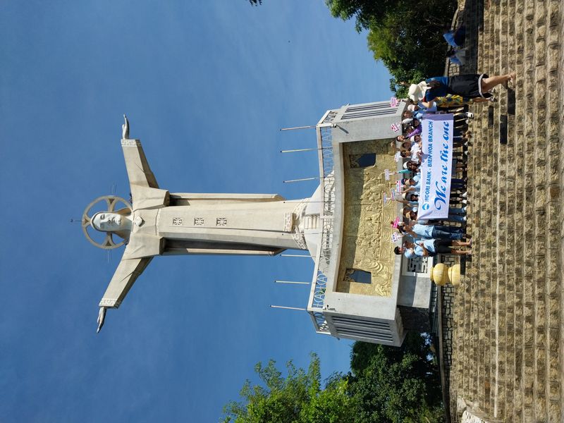 붕따우 거대 예수상 앞에서 현지 '우리은행' 직원들이 기념 촬영을 하고 있었다.