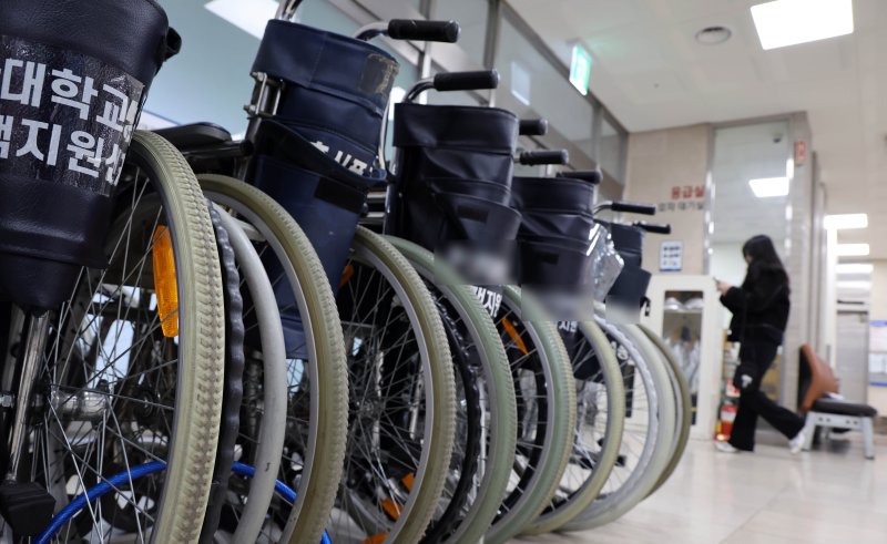 29일 부산 모 대학병원 응급실 인근에 환자용 휠체어가 세워져 있다. 뉴시스 제공