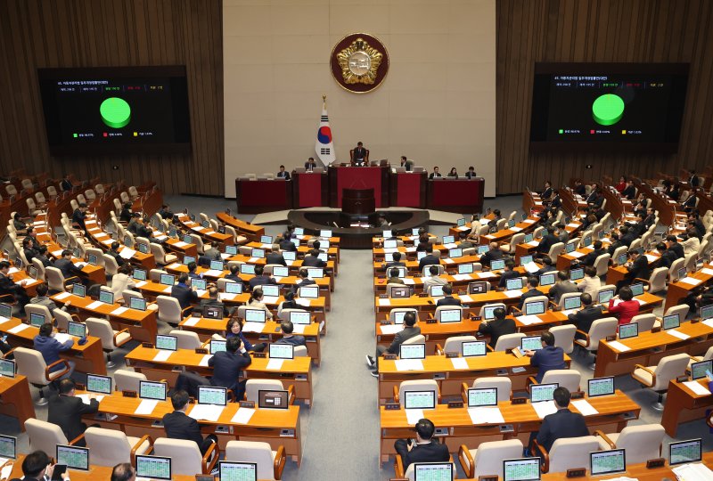 1일 서울 여의도 국회 본회의장에서 열린 제412회국회(임시회) 제2차 본회의에서 자동차 번호판 봉인제도 폐지를 골자로 하는 '자동차관리법 개정안' 이 통과되고 있다. 2024.2.1/뉴스1 ⓒ News1 송원영 기자 /사진=뉴스1