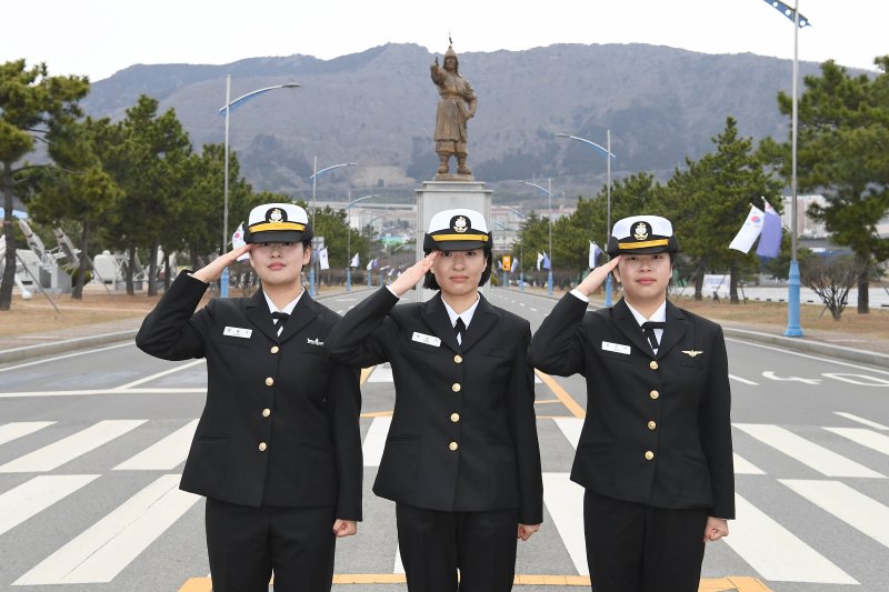2월 29일 경남 창원 해군 교육사령부에서 막내 정상미 하사(가운데)와 첫째 정혜미 중사(왼쪽), 둘째 정선미 하사가 함께 기념촬영을 하고 있다. 해군 제공