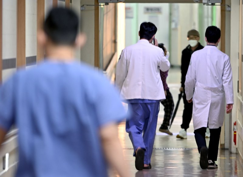 정부가 전공의 복귀 데드라인으로 정한 29일 오전 광주 전남대병원 복도에서 의료진이 바쁘게 걸어가고 있다. /사진=뉴시스