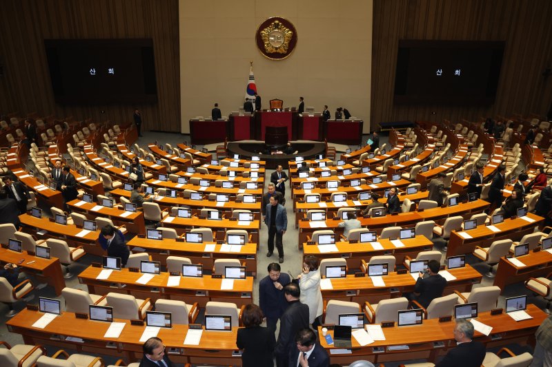 쌍특검법 국회 재표결서 부결...野 "재추진" vs 與 "정쟁 그만"