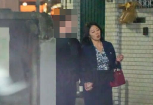 일본 자민당 히로세 메구미 의원이 불륜남과 함께 있는 모습 / 엑스 갈무리