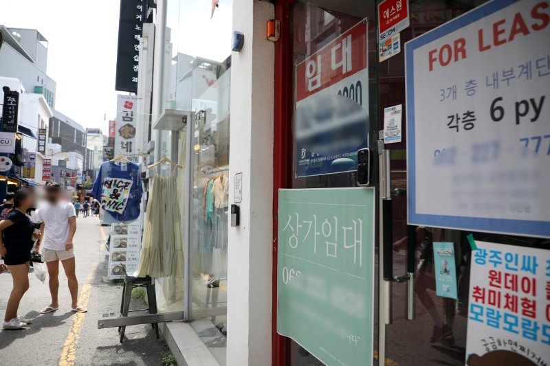 광주 동구 충장로 일대 건물에 임대공고가 붙은 모습. /뉴스1 DB ⓒ News1 이승현 기자