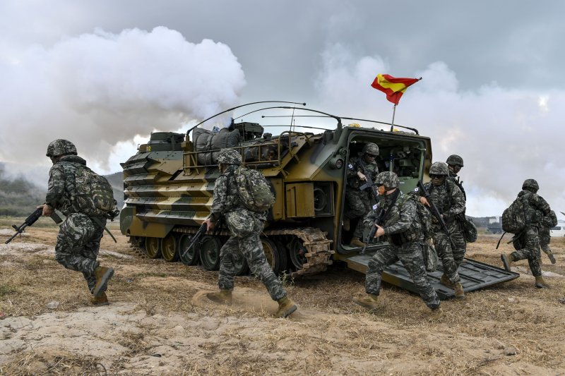 2024년 3월 1일 태국 촌부리주 핫야오 해안 일대에서 열린 코브라 골드 연합훈련에서 대한민국 해병대 장병들이 상륙돌격장갑차(KAAV)에서 하차해 돌격하고 있다. 해병대 제공