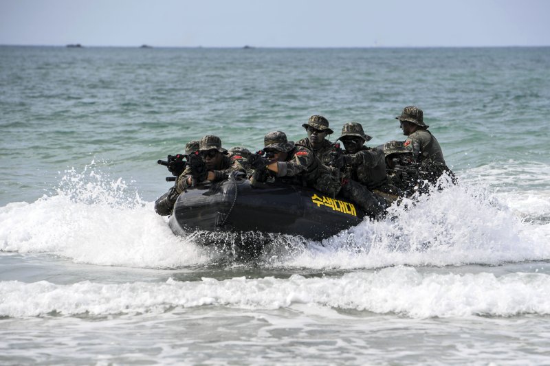 대한민국 해군·해병대 장병들이 참가한 코브라 훈련이 진행 중인 2024년 3월 1일 태국 핫야오 해안 일대에서 미국·태국 연합 상륙군과 함께 실시한 '결정적 행동' 상륙훈련 참가 해병대 수색부대원들이 고속고무보트(IBS)를 이용해 해안에 침투하고 있다. 해병대사령부 제공