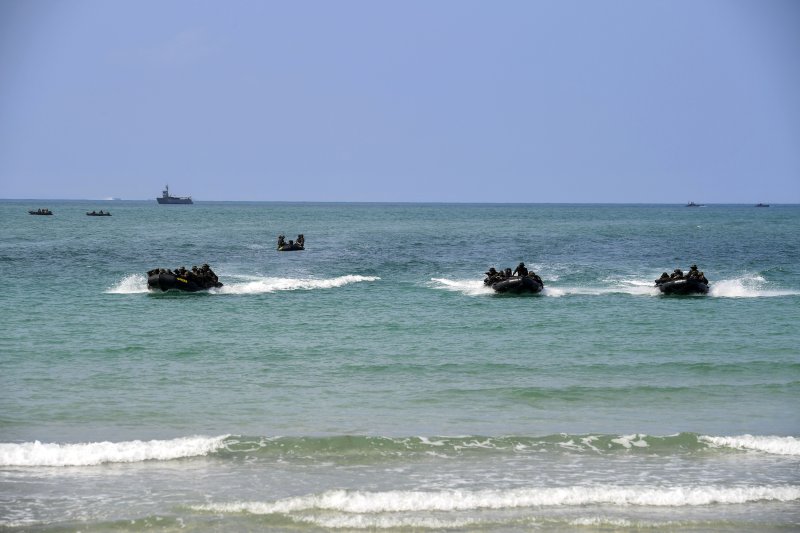 대한민국 해군·해병대 장병들이 참가한 2024 코브라 훈련이 진행 중인 2024년 3월 1일 태국 핫야오 해안 일대에서 미국·태국 연합 상륙군과 함께 실시한 '결정적 행동' 상륙훈련 참가 해병대 수색부대원들이 고속고무보트(IBS)를 이용해 해안에 침투하고 있다. 해병대사령부 제공