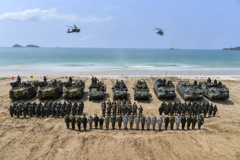 지난 1일 태국 핫야오 해안 일대에서 실시한 2024 코브라 훈련에서 한국,미국, 태국 장병들이 기념촬영을 하고 있다. 해병대사령부 제공