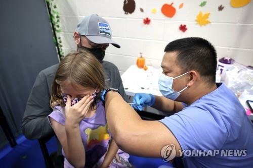 코로나19 백신 맞는 미국 어린이. 연합뉴스