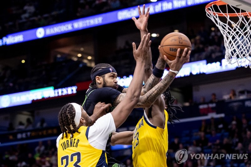 뉴올리언스 브랜던 잉그럼의 레이업 Mar 1, 2024; New Orleans, Louisiana, USA; New Orleans Pelicans forward Brandon Ingram (14) drives to the basket against Indiana Pacers forward Aaron Nesmith (23) and center Myles Turner (33) during the second half at Smoothie King Center. Mandatory Credit: Stephen Lew-USA TODAY Sp