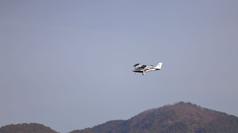 지난 28일 전남 고흥 한국항공우주연구원(항우연) 도심항공교통(UAM) 실증단지에서 '오파브’(OPPAV)가 소음 시험을 위해 비행하고 있다. 국토부 제공