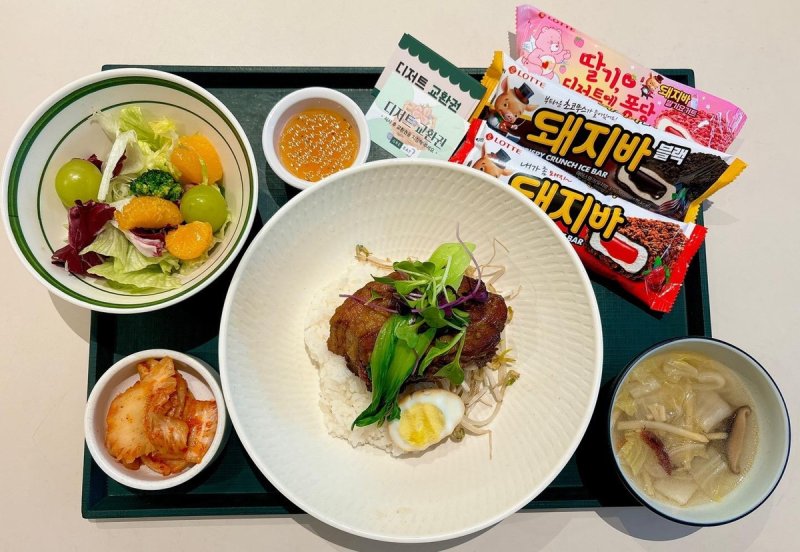 그래잇 특식 메뉴 (서울=연합뉴스) 지난 2월 28일 GS그룹 구내식당 '그래잇' E코너에서는 통삼겹 동파육과 흰밥, 조림계란, 얼큰 야채탕, 만다린 과일샐러드가 나왔다. 2024.3.3 [GS그룹 제공. 재판매 및 DB 금지]