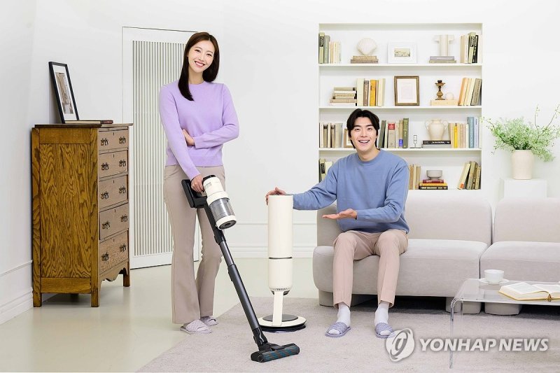 삼성전자, '비스포크 제트 AI' 스틱 청소기 출시 삼성전자, '비스포크 제트 AI' 스틱 청소기 출시 (서울=연합뉴스) 삼성전자가 흡입력과 AI 기능을 강화한 무선 스틱 청소기 '비스포크 제트 AI' 신제품을 오는 8일 출시한다고 7일 밝혔다. 사진은 모델이 2024년형 '비스포크 제트 AI' 제품을 홍보하는 모습. 2024.2.7 [삼성전자 제공. 재판매 및 DB 금지] photo@yna.co.kr (끝)