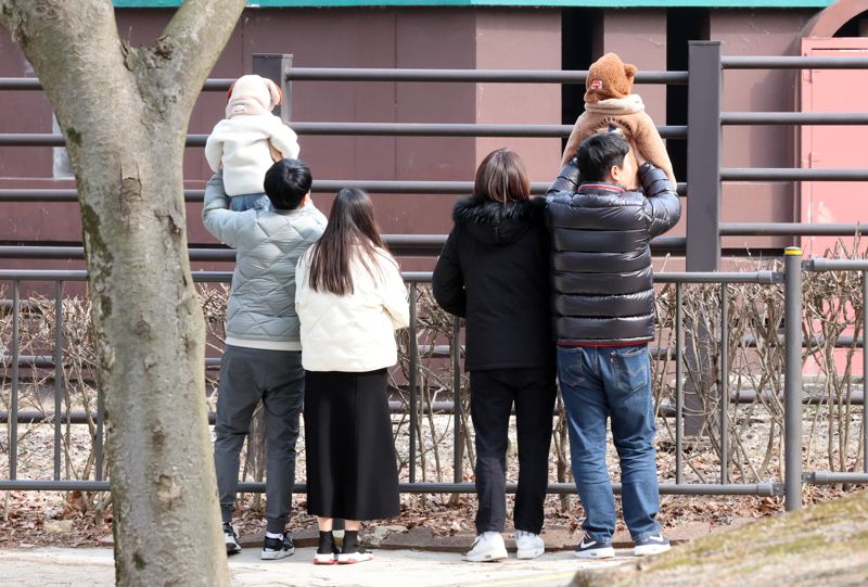꽃샘추위가 물러가고 완연한 봄 날씨를 보인 3일 과천 서울대공원을 찾은 가족들이 즐거운 시간을 보내고 있다. 사진=박범준 기자