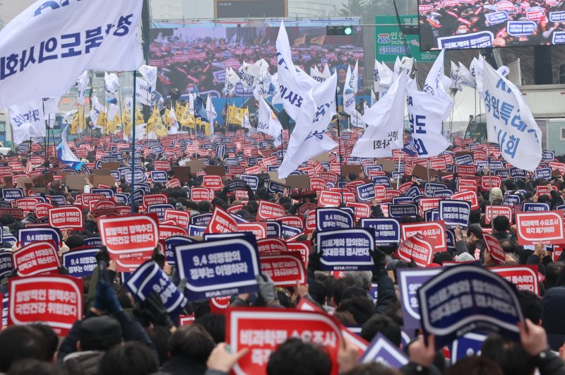 3일 서울 영등포구 여의대로에서 열린 '의대정원 증원 및 필수의료 패키지 저지를 위한 전국 의사 총궐기 대회'에서 참석자들이 구호를 외치고 있다. 뉴스1