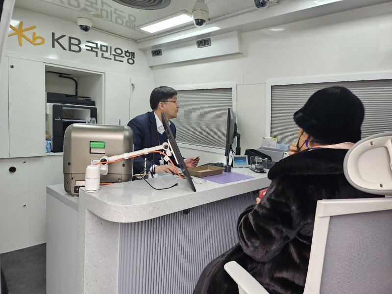 지난 2월 29일 인천 남동구 노인복지관 앞 KB국민은행 시니어 라운지에서 70대 고객이 통장정리 등 은행 업무를 보고 있다. KB시니어 라운지는 국민은행이 대형 밴을 개조해 만든 '어르신을 위한' 이동점포다. 남동구 노인복지관 시니어 라운지는 매주 목요일 오전 10시부터 오후 3시까지 운영된다. 사진=김나경 기자