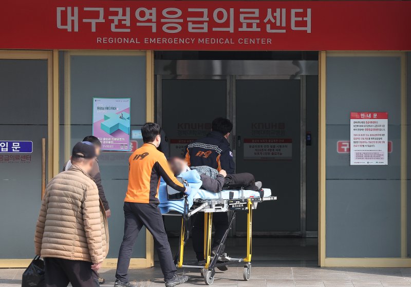 전공의 집단이탈이 장기화하는 가운데 3일 대구 한 대학병원에서 119구급대원이 응급환자를 이송하고 있다. 연합뉴스