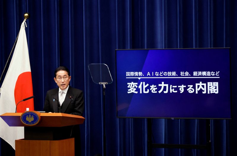 지난해 9월 일본 도쿄 총리관저에서 기시다 후미오 총리가 제2차 재개조 내각에 대해 설명하고 있다. 오른쪽 화면에는 '국제정세, AI 등의 기술, 사회, 경제구조 등 변화를 힘으로 만드는 내각'이라는 글자가 떠 있다. 뉴스1