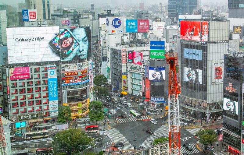 지난해 8월 일본 도쿄 시부야에서 삼성전자 '갤럭시 Z 플립5' 옥외 광고가 진행되고 있다. 삼성전자 제공