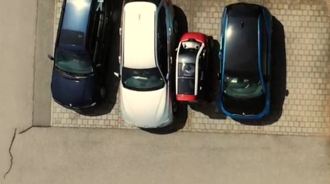 이스라엘의 한 전기차 업체가 세계 최초로 접고 펴는 것이 가능한 이른바 ‘접이식 자동차’를 출시할 예정이다. 일반 차량 사이 빼곡히 주차한 CT-2(왼쪽에서 세 번째) 사진=씨티 트랜스포머 유튜브