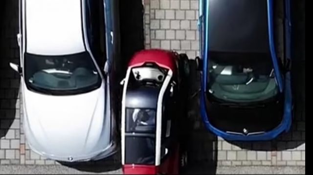 이스라엘의 한 전기차 업체가 세계 최초로 접고 펴는 것이 가능한 이른바 ‘접이식 자동차’를 출시할 예정이다. 일반 차량 사이 빼곡히 주차한 CT-2(왼쪽에서 세 번째) 사진=씨티 트랜스포머 유튜브