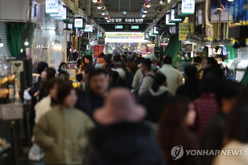 지난 2월 14일 서울 시내의 붐비는 전통시장. 사진=연합뉴스