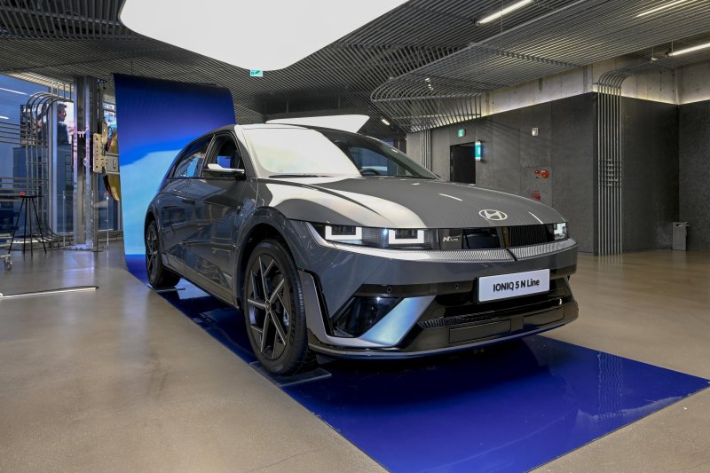 서울 강남구 현대 모터스튜디오 서울에 전시된 더 뉴 아이오닉 5 N 라인.(현대차 제공)