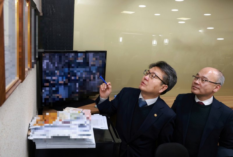 오석환 교육부 차관(왼쪽)이 22일 서울 강남구 소재의 한 학원에서 설세훈 서울시 부교육감과 학원 합동점검을 하고 있다. (교육부 제공)