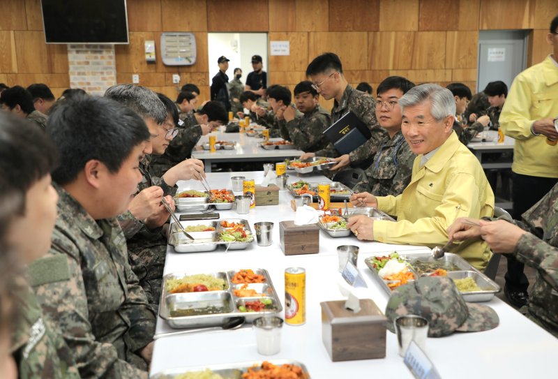 이기식 병무청장이 21일 해군 제2함대 동원훈련장 내에 위치한 식당에서 입소한 예비군들과 점심 식사를 하며 소통하고 있다.<div id='ad_body3' class='mbad_bottom' ></div> 사진=병무청 제공