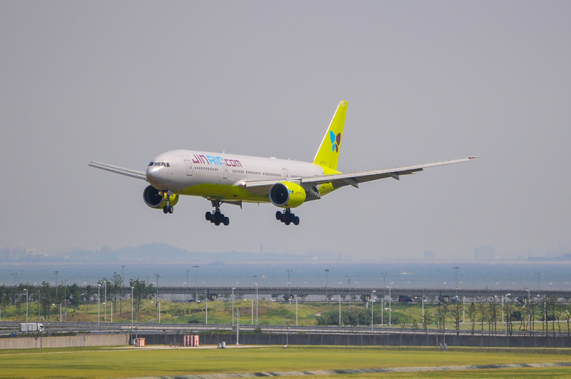 '서남권 거점공항 재도약 기틀'...무안국제공항서 국내·국제 정기노선 잇따라 운항