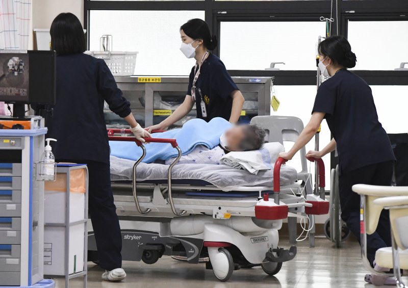 2월 20일 오전 경기 성남시 분당구 국군수도병원 응급실에서 의료진이 민간인 환자를 옮기고 있다. 사진=공동취재단