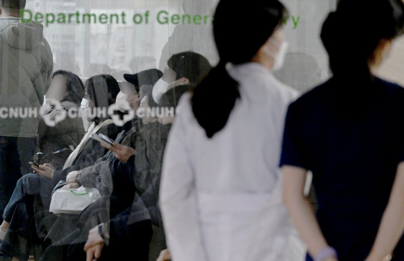 정부의 의과대학 증원 정책안에 반대한 전공의 집단 행동이 이어지는 4일 오전 광주 동구 전남대학교 병원에서 시민들이 진료를 기다리고 있다. 뉴시스 제공