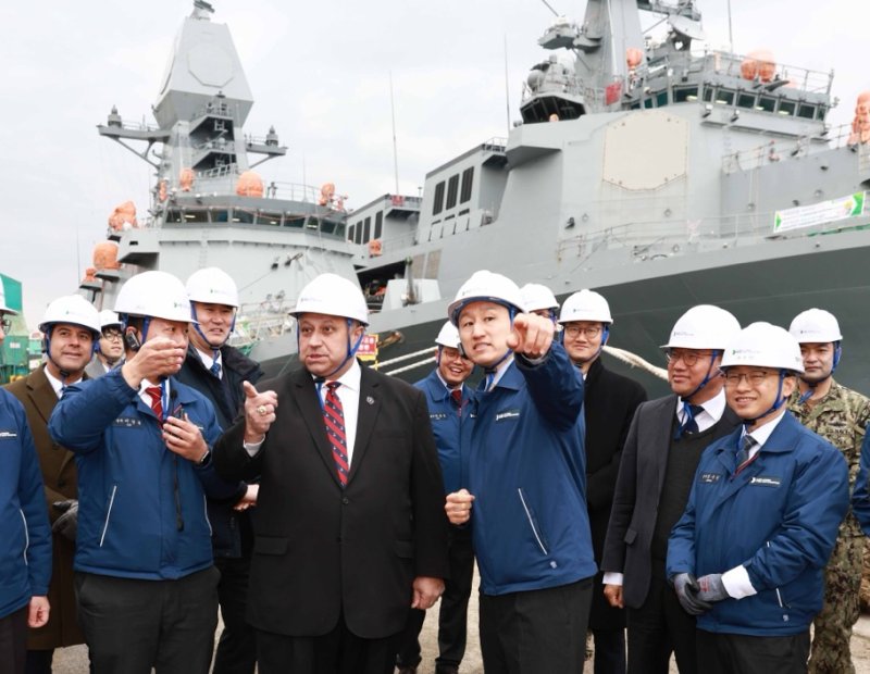 지난달 27일 카를로스 델 토로 미국 해군성 장관(왼쪽 두번째)이 울산의 HD현대중공업 조선소를 구경하고 있다.뉴시스