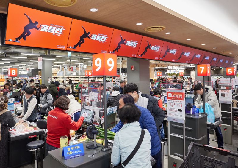 홈플러스가 지난 1일부터 시작한 창립 27주년 할인행사인 '홈플런' 행사 첫날 서울 강서구 홈플러스 메가푸드마켓 강서점이 고객들로 붐비고 있다. 홈플러스 제공
