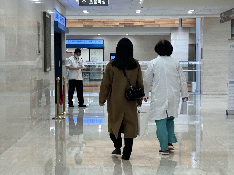 4일 서울 성모병원에서 한 의사가 환자를 보기 위해 이동하고 있다. 사진=강명연 기자