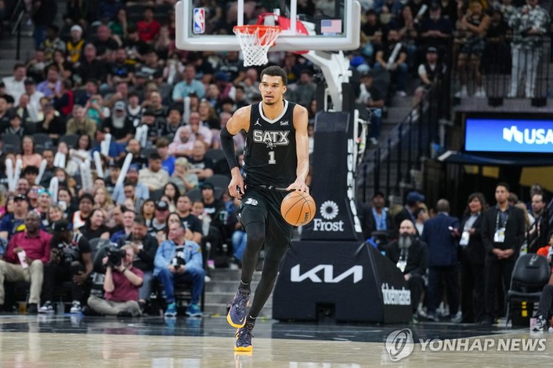 샌안토니오의 빅토르 웸반야마 Mar 3, 2024; San Antonio, Texas, USA; San Antonio Spurs center Victor Wembanyama (1) dribbles the ball in the second half against the Indiana Pacers at Frost Bank Center. Mandatory Credit: Daniel Dunn-USA TODAY Sports