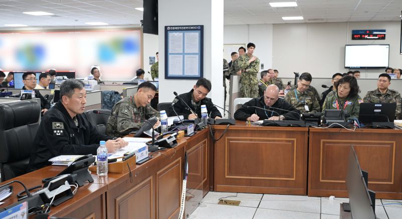 4일 해군작전사령부에서 연합전투참모단 소속 한미 해군 장병들이 '자유의 방패(FS)' 연습을 하고 있다. 사진=해군 제공