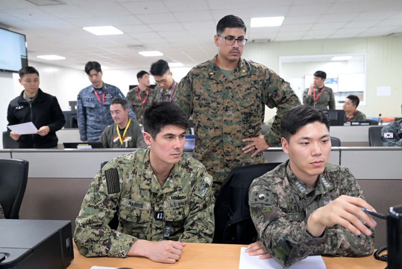 4일 해군작전사령부에서 연합전투참모단 소속 한미 해군 장병들이 '자유의 방패(FS)' 연습을 하고 있다. 사진=해군 제공